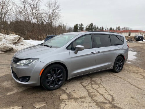 2020 Chrysler Pacifica Red S