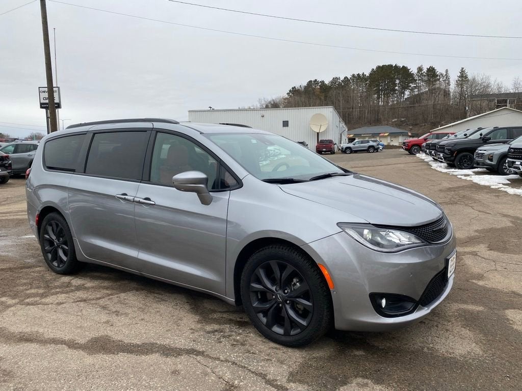 2020 Chrysler Pacifica Red S